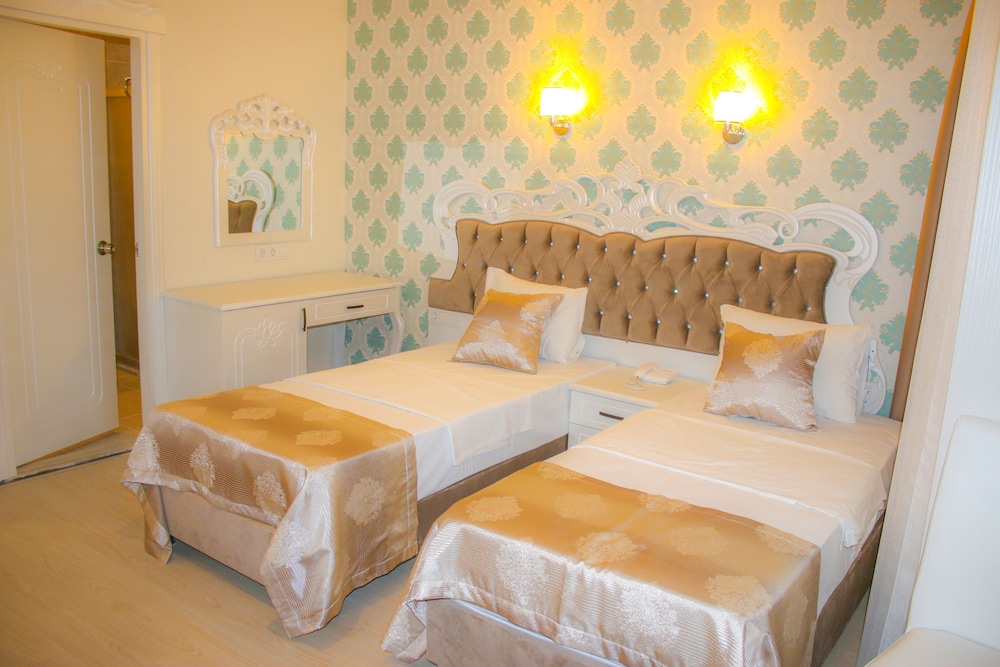 Deluxe Newport Hotel 16/54