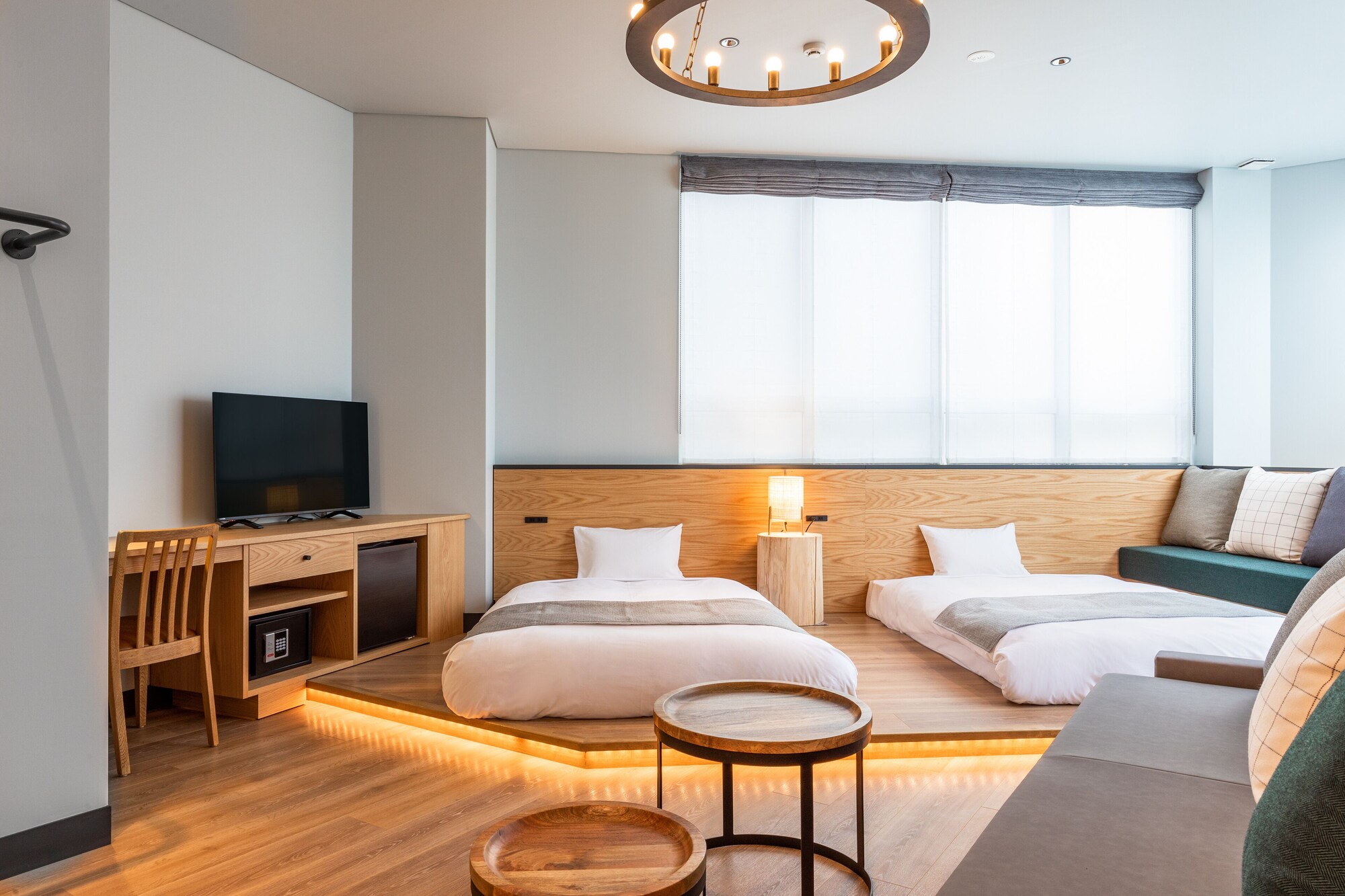 Room, 3 Beds, Square View