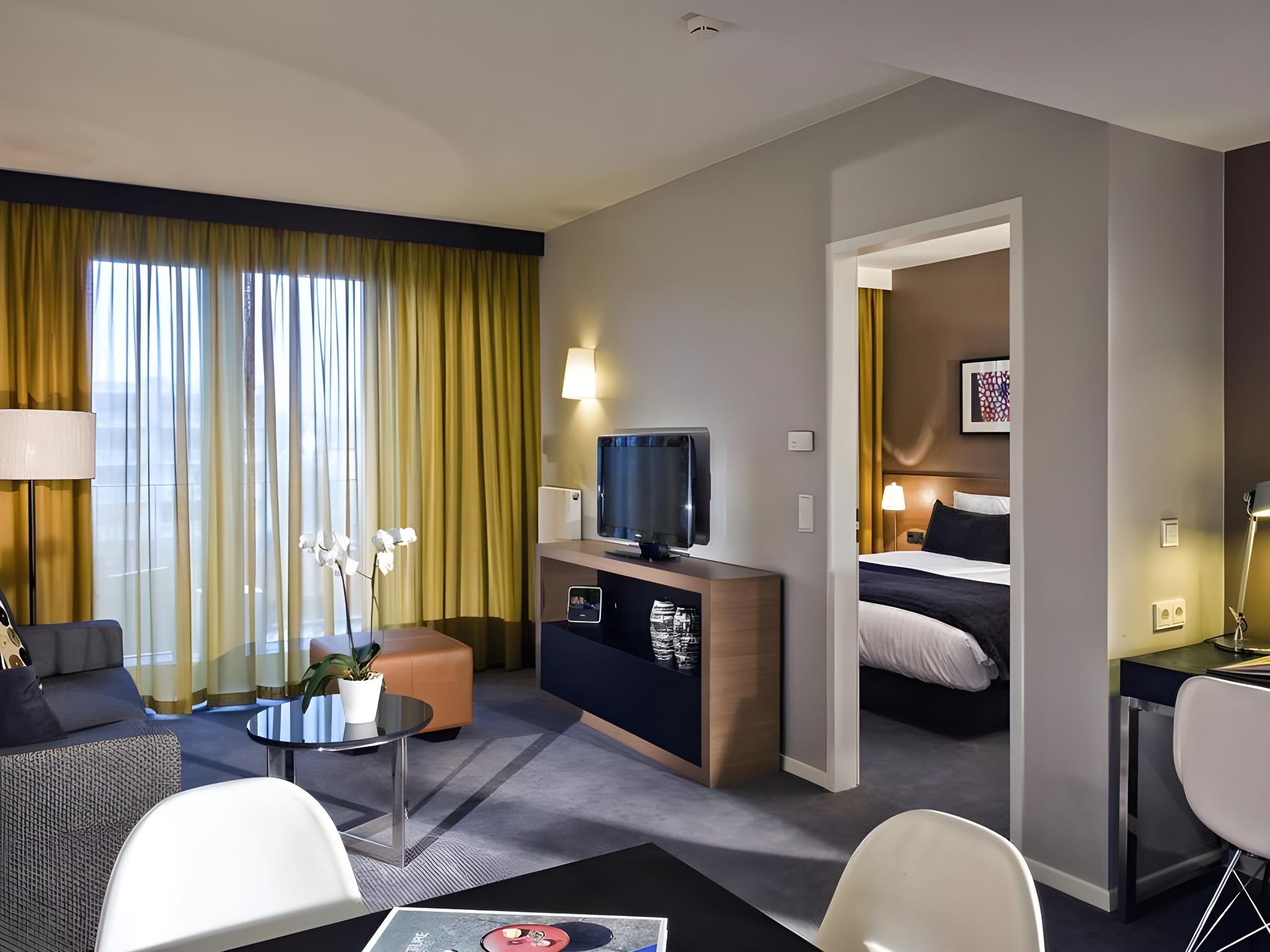 1 BEDROOM, APARTMENT, SINGLE