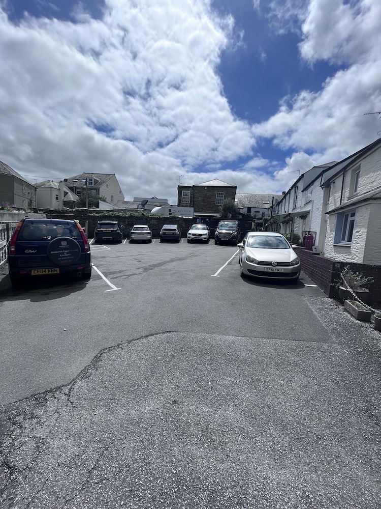 Molesworth Arms Hotel 39/50