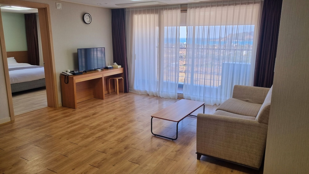 Hi Jeju Hotel 25/50
