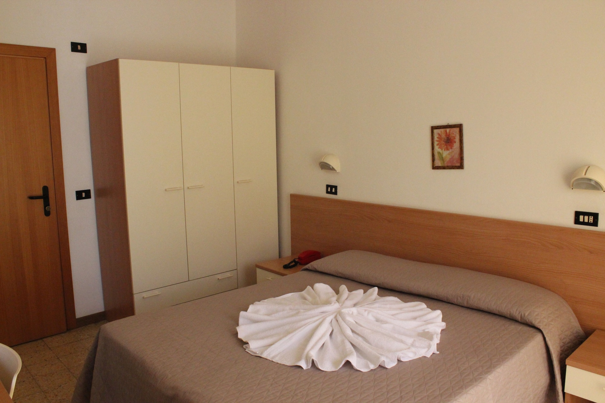 ROOM, DOUBLE OR TWIN BED