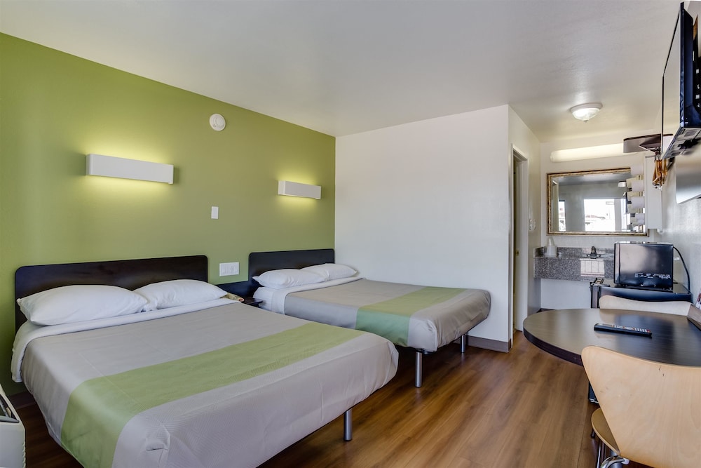 Motel6 El Paso, TX - West 19/66