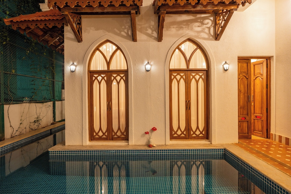 ELIVAAS 4 BHK with Pvt Pool and Media Room Samukha 19/55