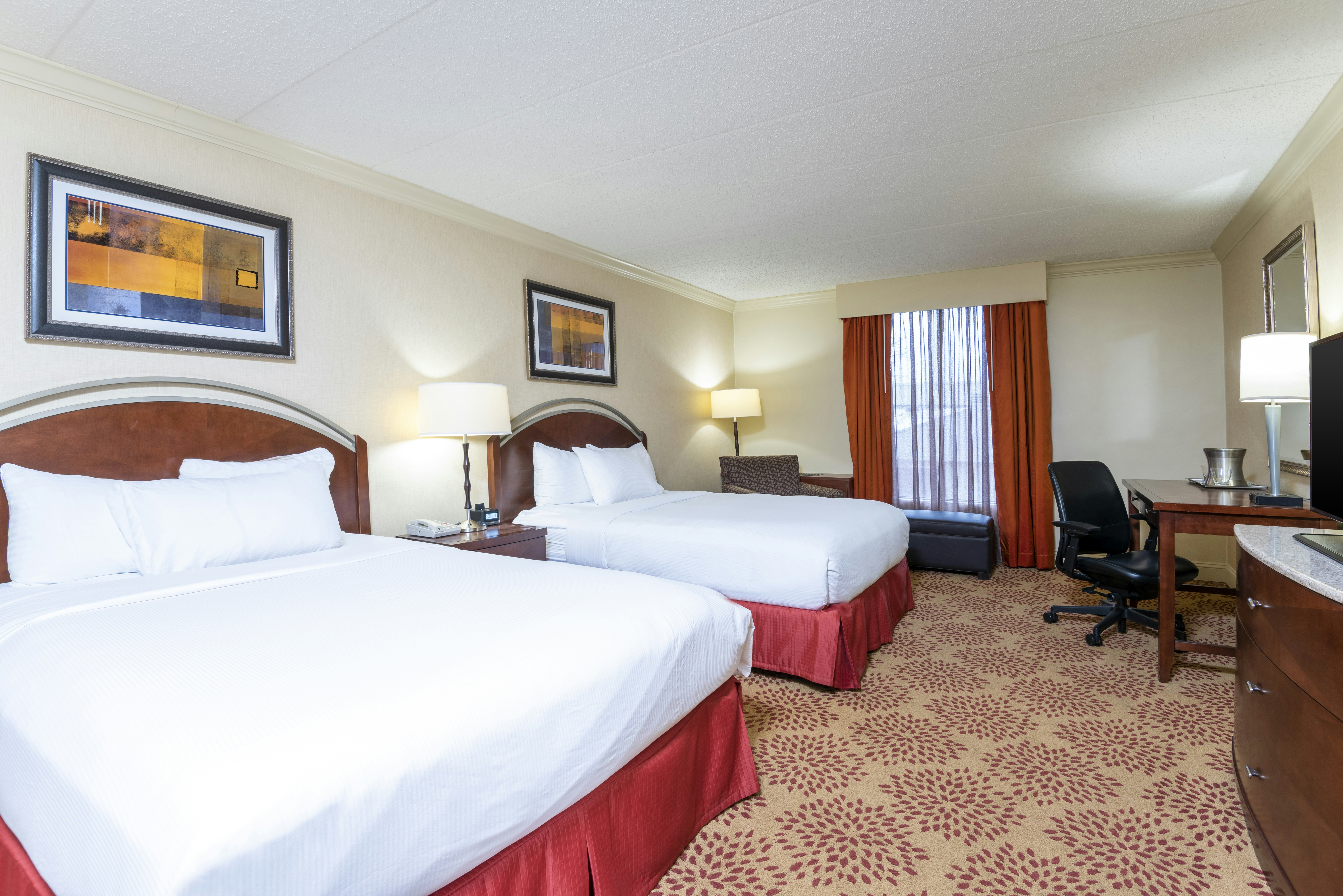 غرفة بسريرين كوين، Doubletree By Hilton Hotel Grand Rapids Airport 2/4