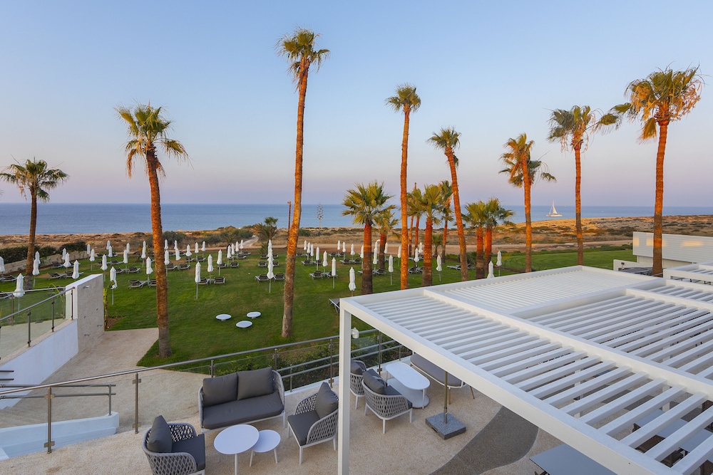 Leonardo Crystal Cove Hotel Spa By the Sea 51/64