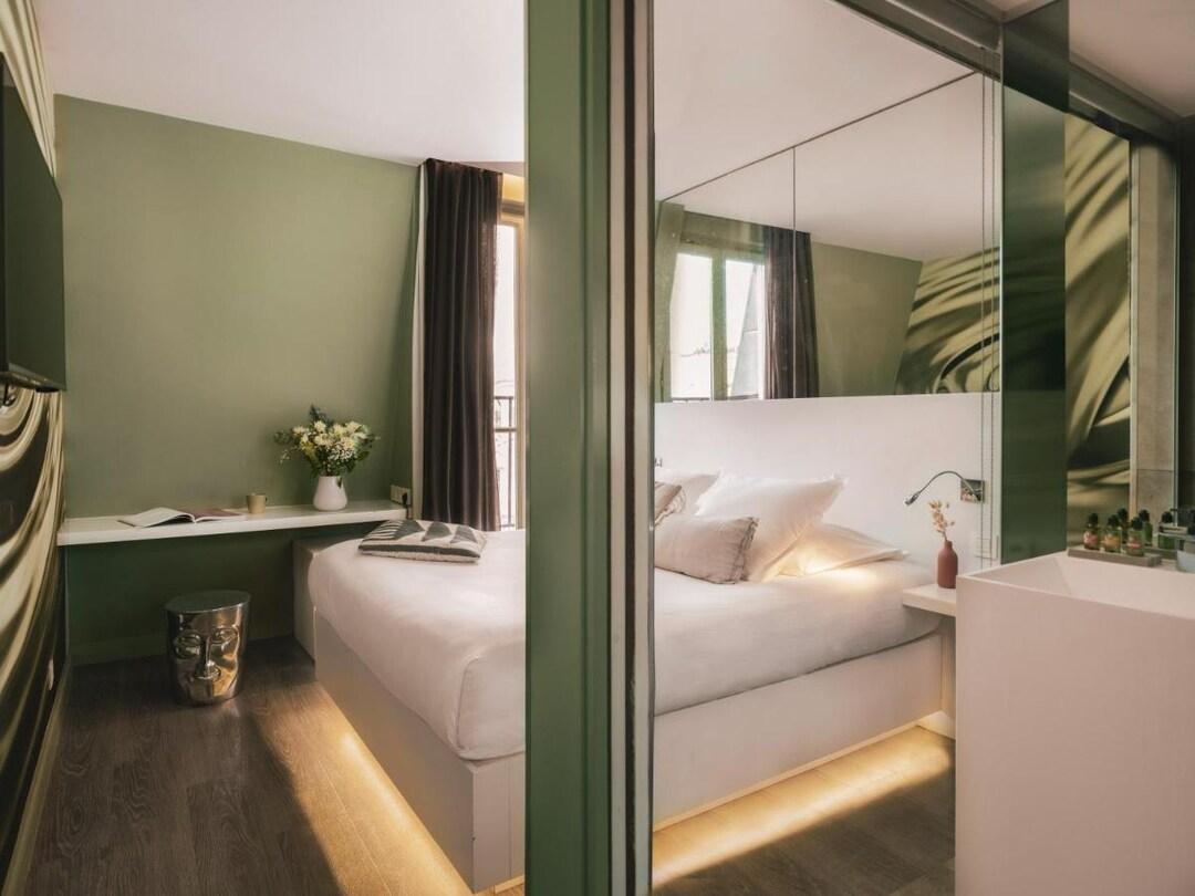 Narcisse, Queen Bed