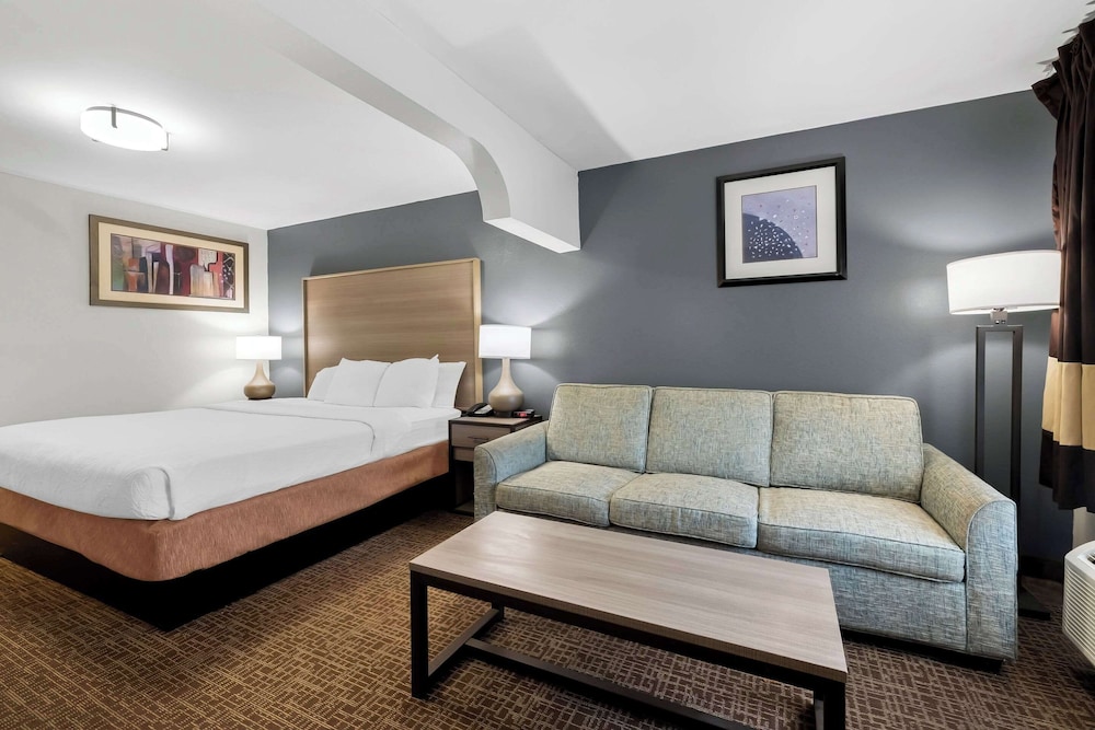 Suite, King Bed, Quality Inn and Suites Fayetteville I-95, NC 2/2