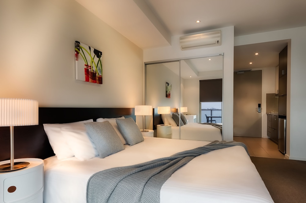 Caroline Serviced Apartments Brighton 9/25
