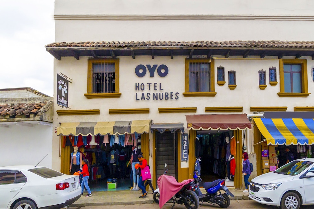 OYO Hotel Las Nubes,Mercado de Dulces y Artesanias Ambar 25/26