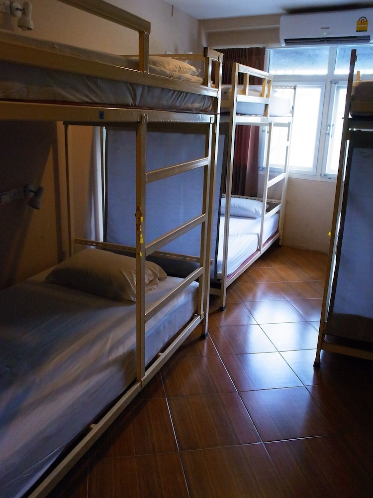 VX The Fifty Hostel 25/55