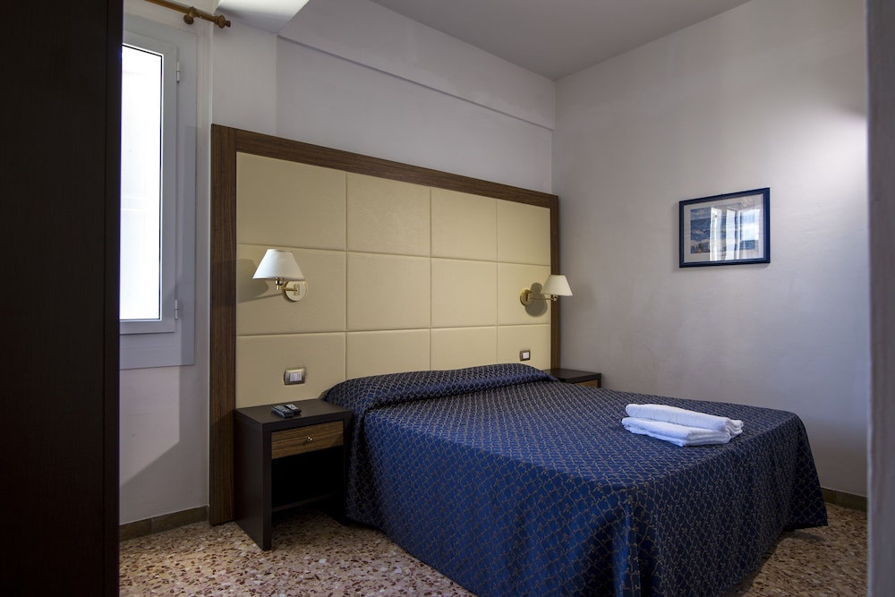 Hotel Paradiso 12/50