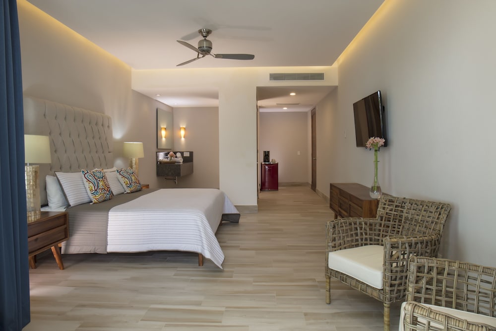 Vista Vallarta All Suites on the Beach 27/75