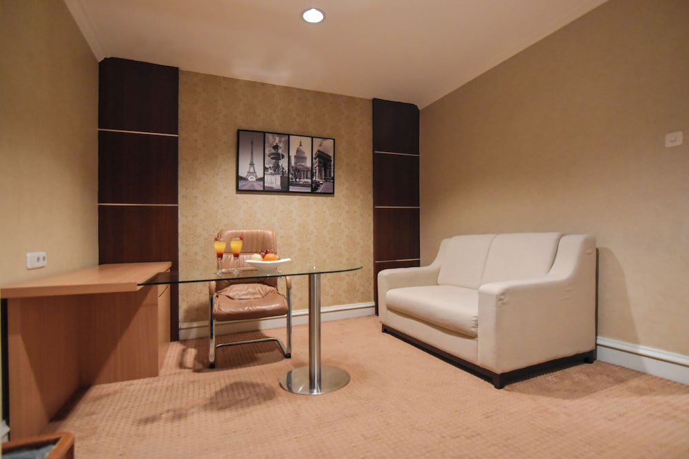 Surabaya Suites Hotel Powered by Archipelago 34/66