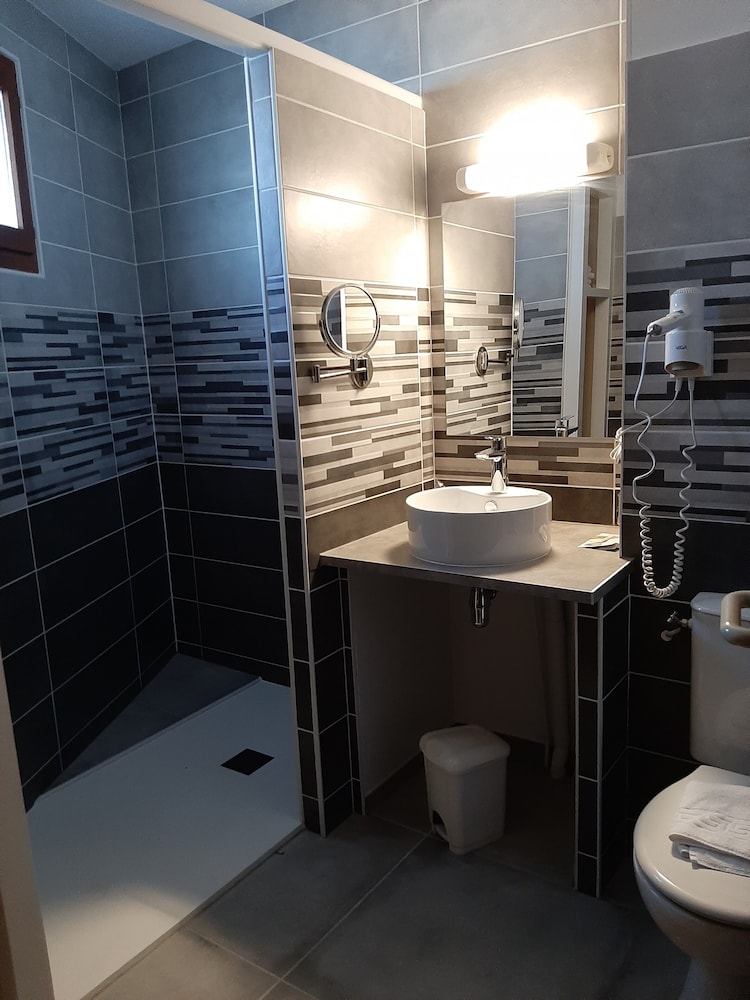 غرفة قياسية بسرير مزدوج، Sure Hotel by Best Western Saintes 8/9
