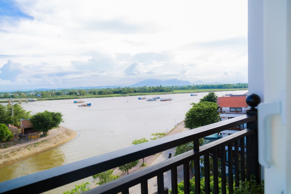 Royal Riverside Hoi An Hotel 73/75
