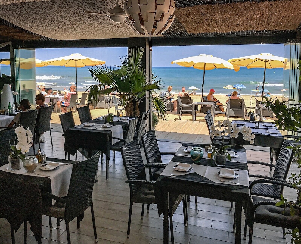 restaurant cafeteria