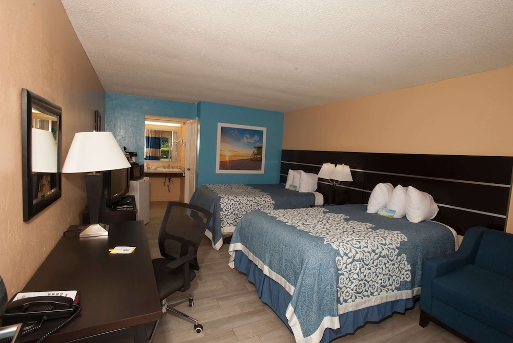 Days Inn by Wyndham Fort Myers Springs Resort 17/43