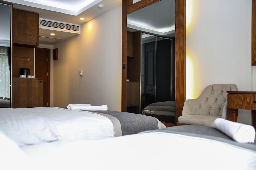 New Gate Hotel 7/25