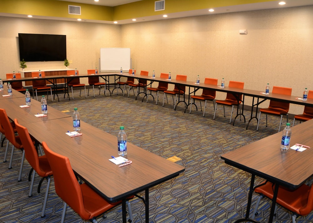 Holiday Inn Express Suites Pittsburgh Monroeville 45/49