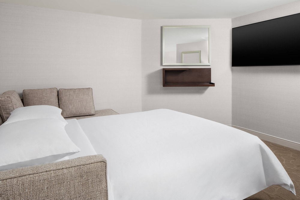 Delta Hotels by Marriott Philadelphia Airport 14/48