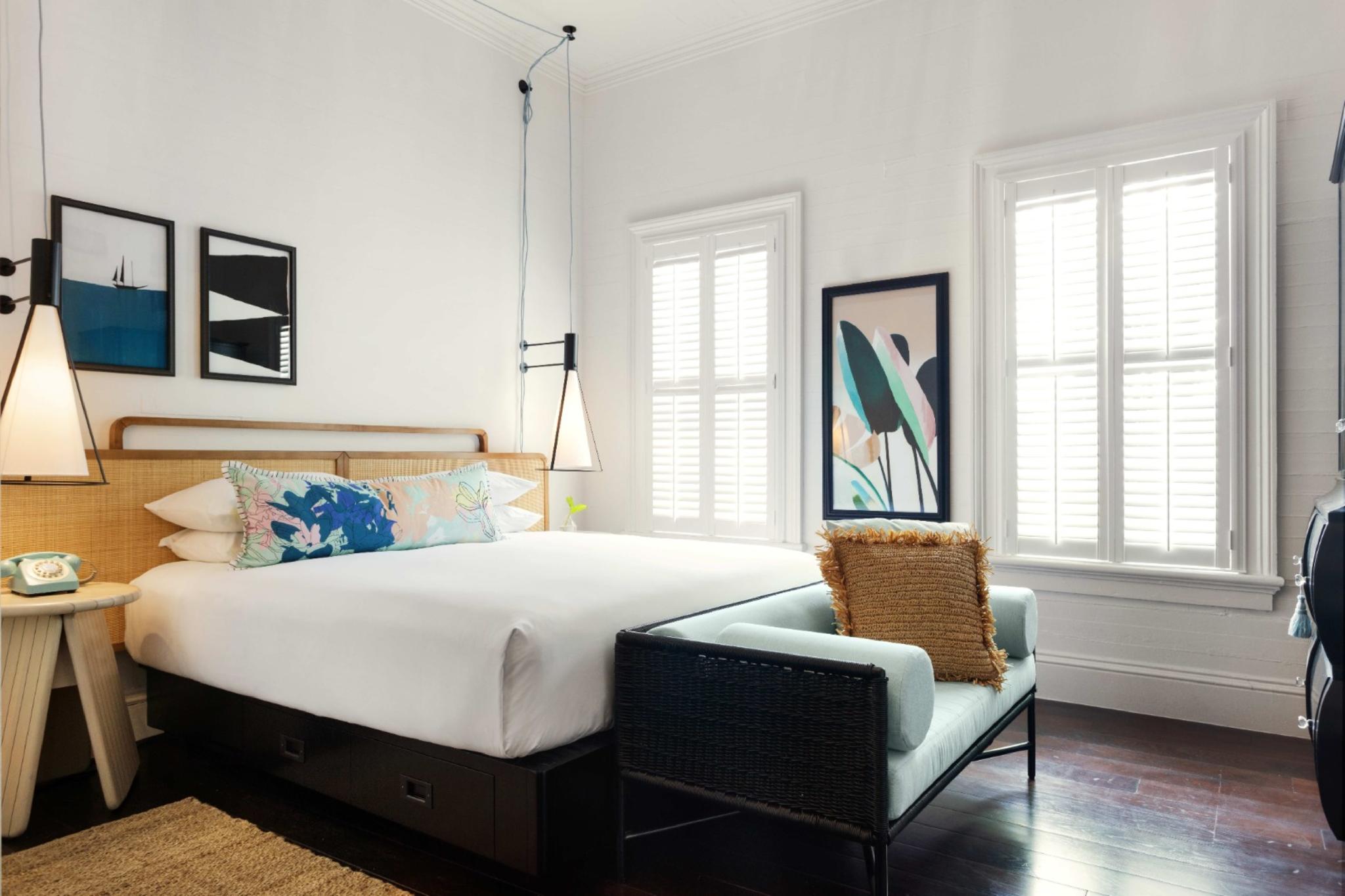 SIGNATURE, KING BED