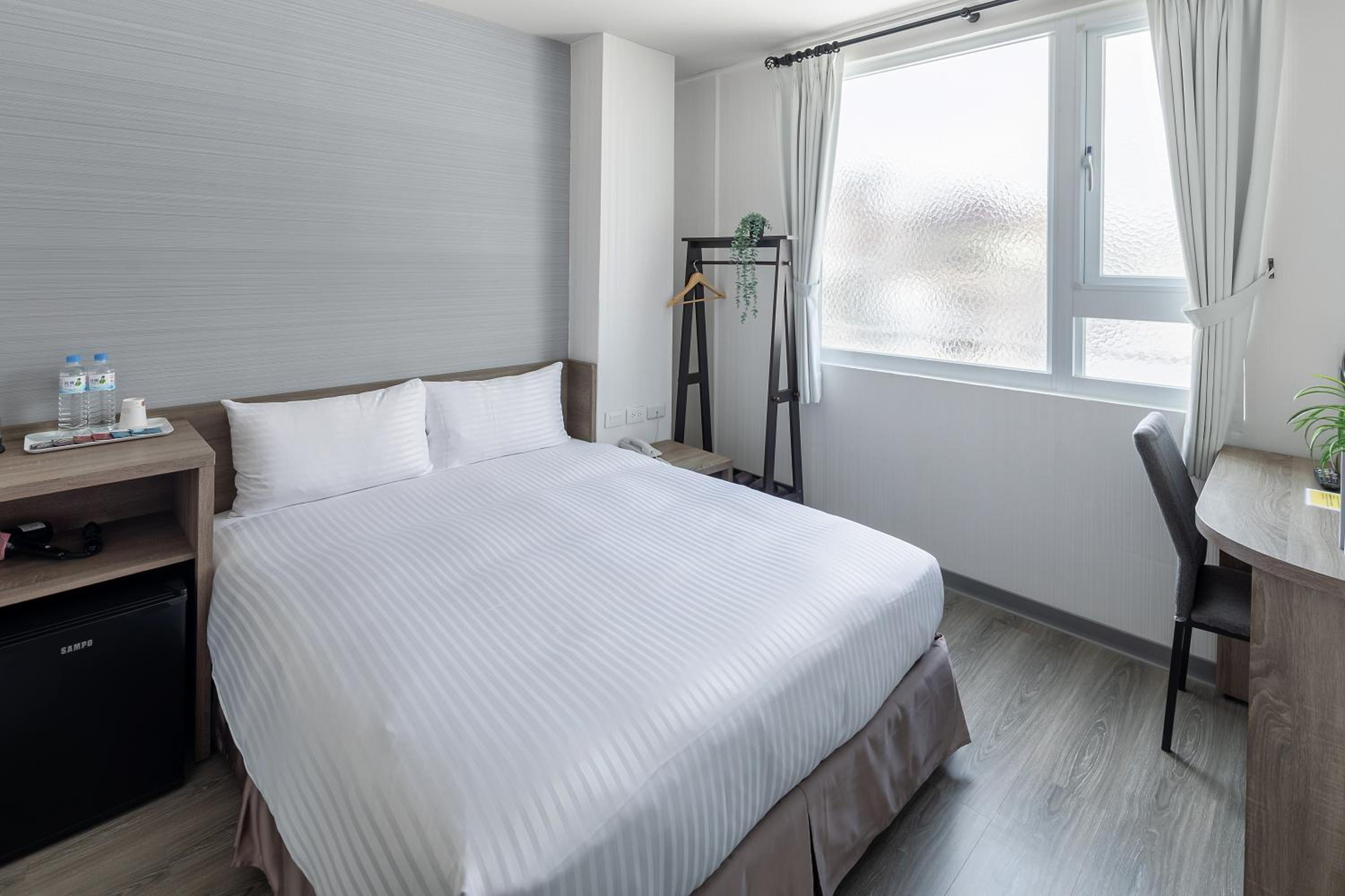DELUXE, DOUBLE BED, BATHTUB