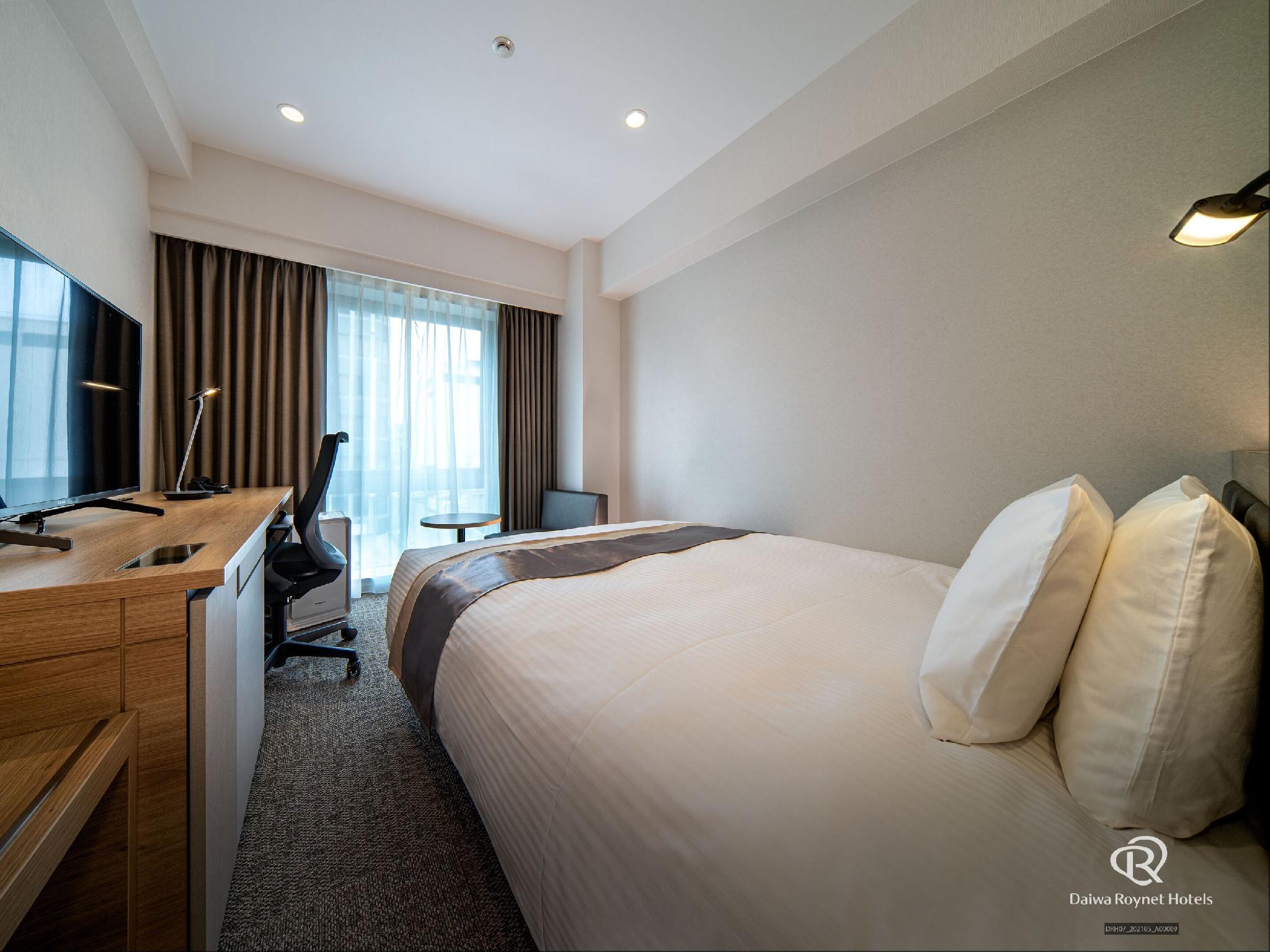 Moderate, Queen Bed