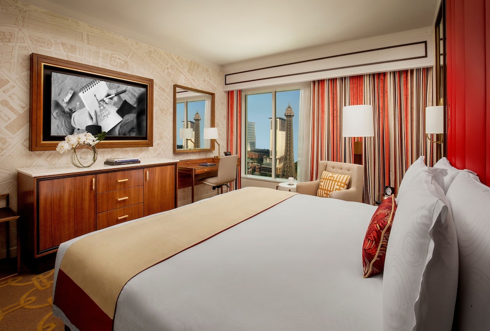 ROOM, KING BED, EIFFEL VIEW