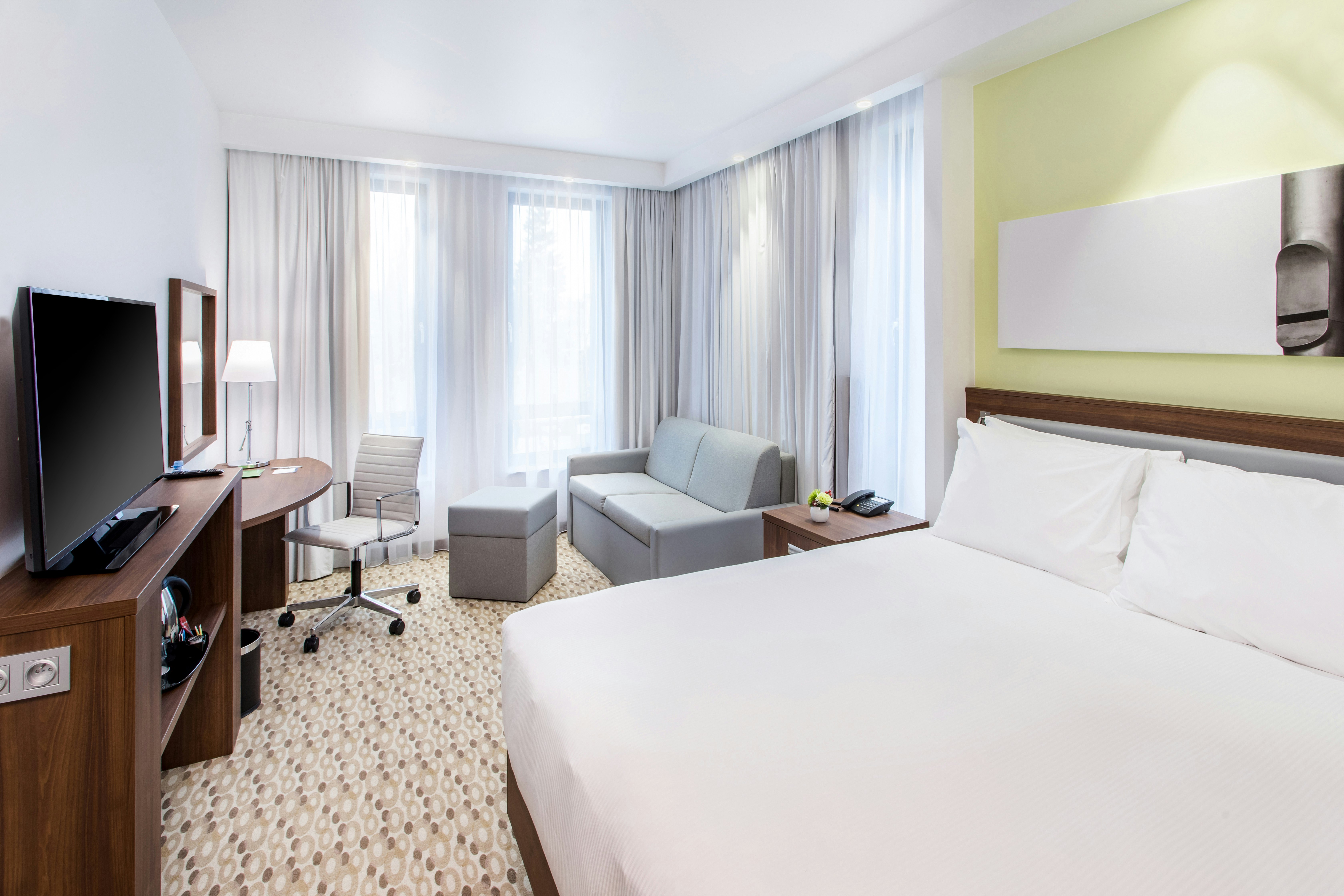 ROOM, QUEEN BED, SOFA