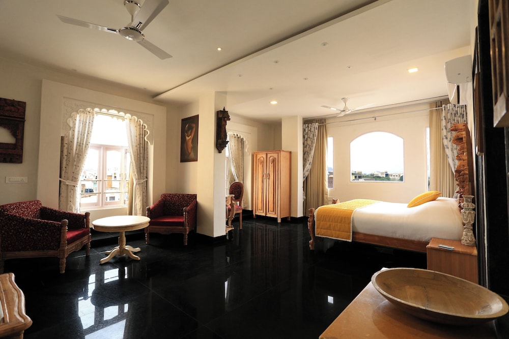 Bloom Boutique Udaipur (Lake Pichola) 43/50