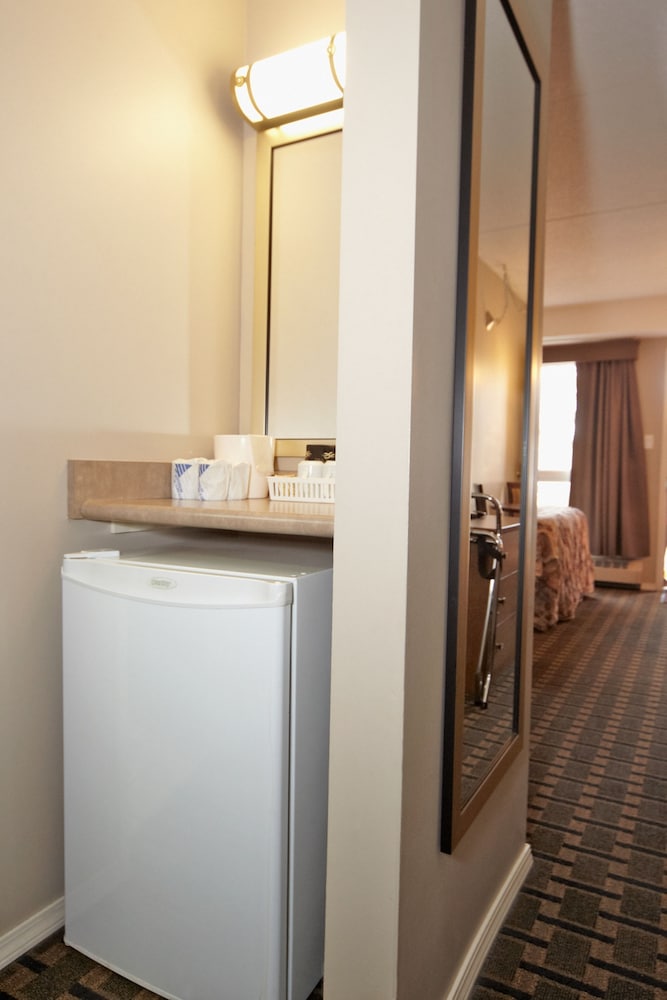 Colonial Square Inn And Suites 11/25