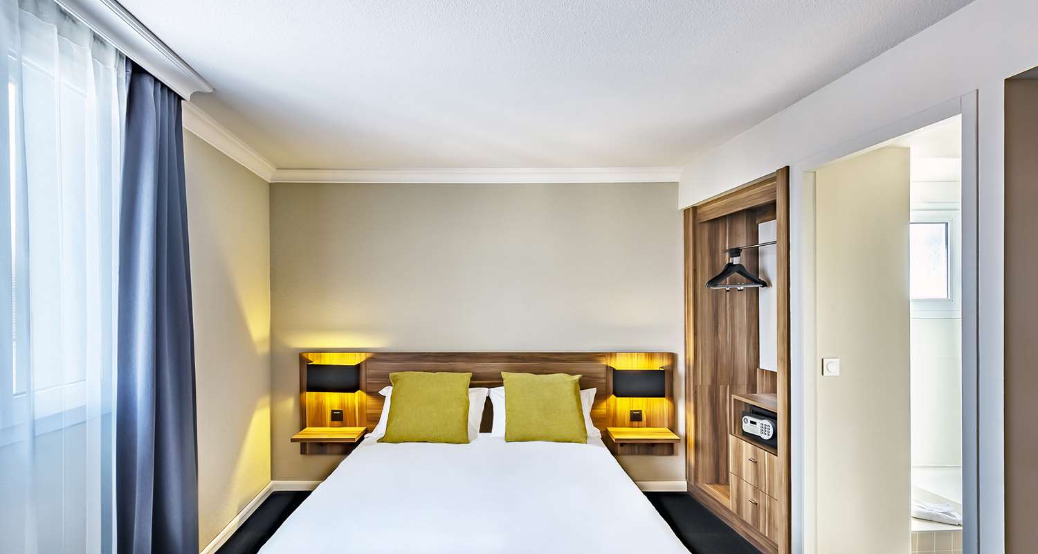 Standard, Queen Bed