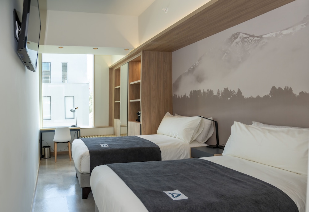 Alma, Twin Beds