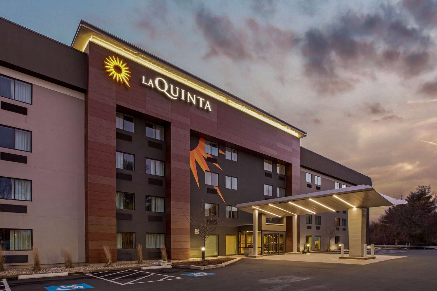 La Quinta Inn & Suites by Wyndham Hartford - Bradley Airport 44/47