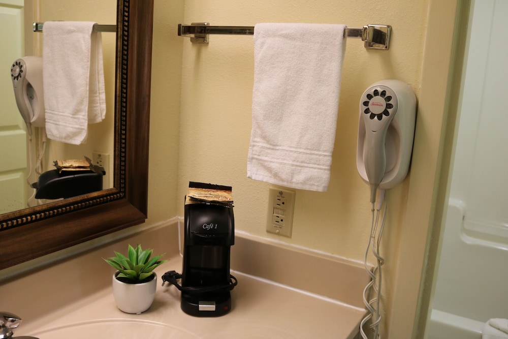 Super 8 by Wyndham Dublin 12/27