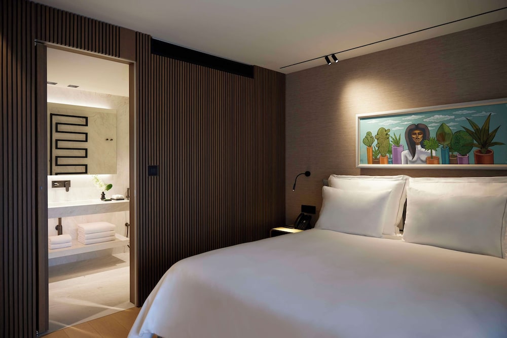 1 Bedroom, Suite, King Bed, Urban View