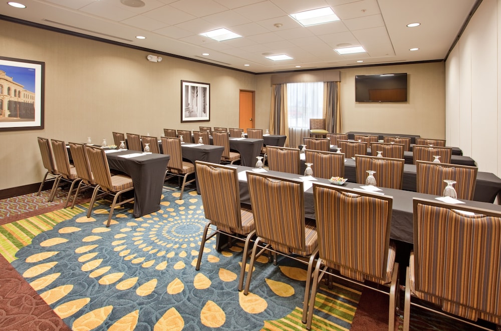 Holiday Inn Express Hotel And Suites St Joseph 54/58