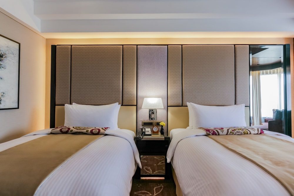 Diamond Hotel Philippines 19/68