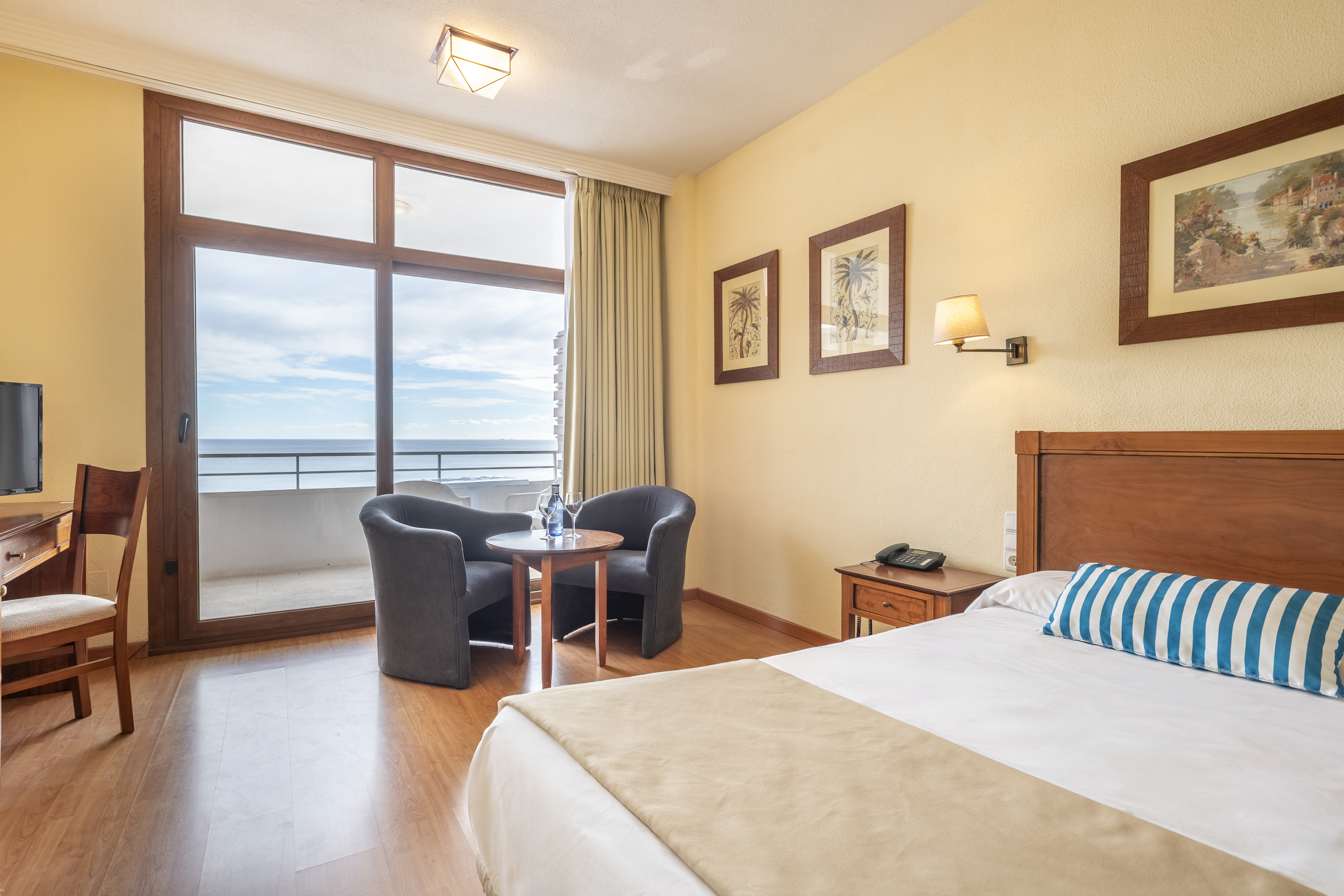 غرفة ديلوكس مفردة بإطلالة على البحر، Leonardo Hotel Torremolinos Costa del Sol 2/3
