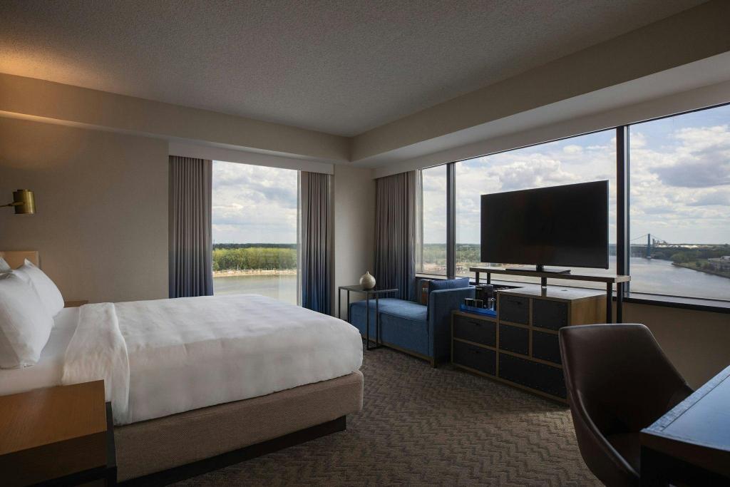 Guest Room, King Bed, River View, Large, Corner