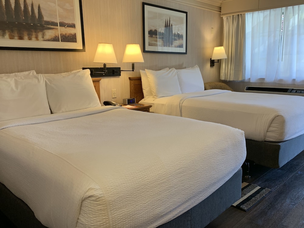Coachman Inn Suites 21/64