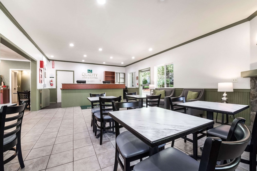 Quality Inn & Suites Bainbridge Island 42/62