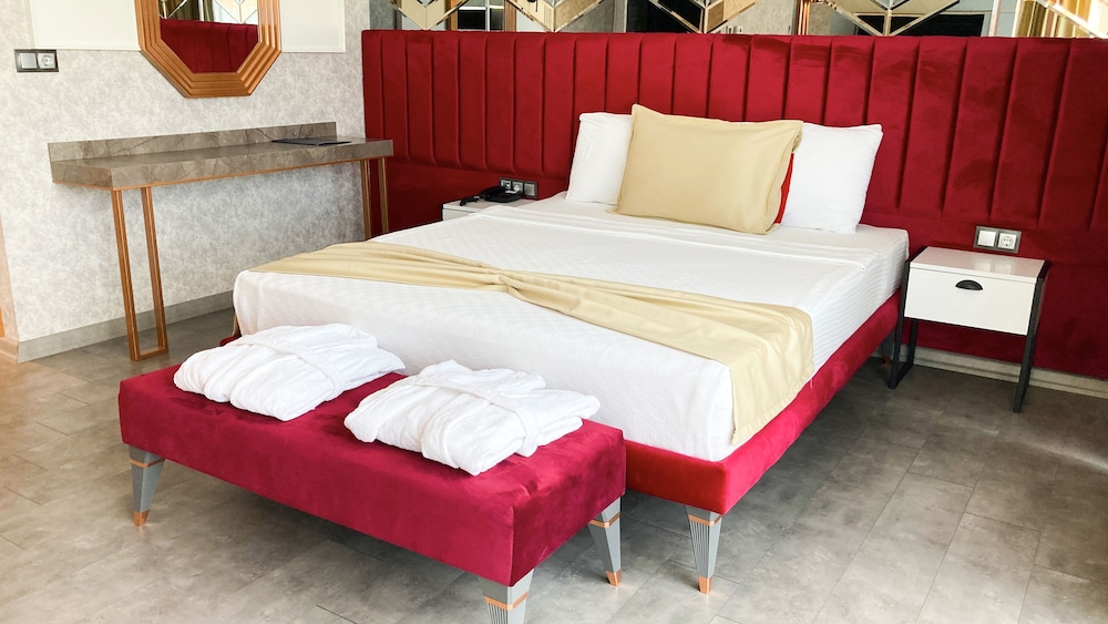 Nenessa Hotel 5/20