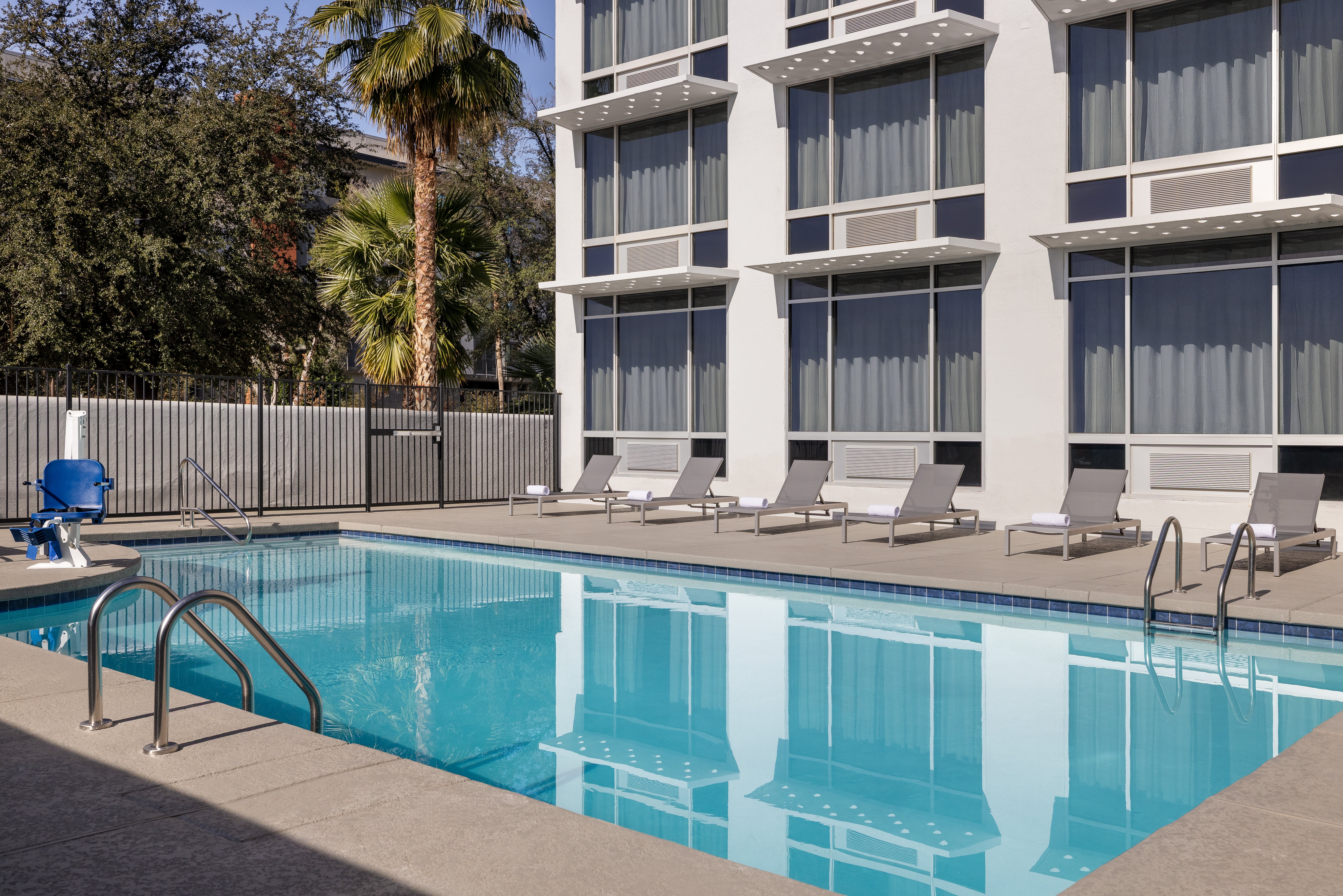 Holiday Inn Express & Suites Phoenix - Midtown 4/54