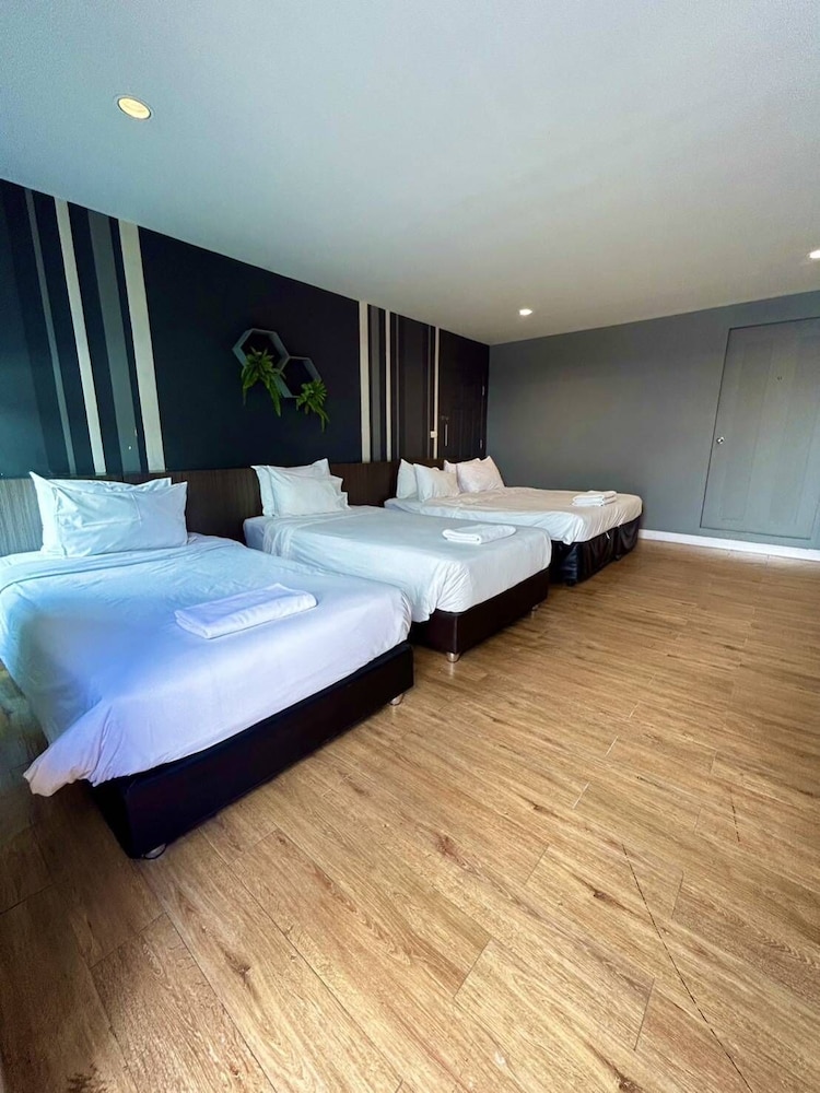 Paragon Inn 24/63