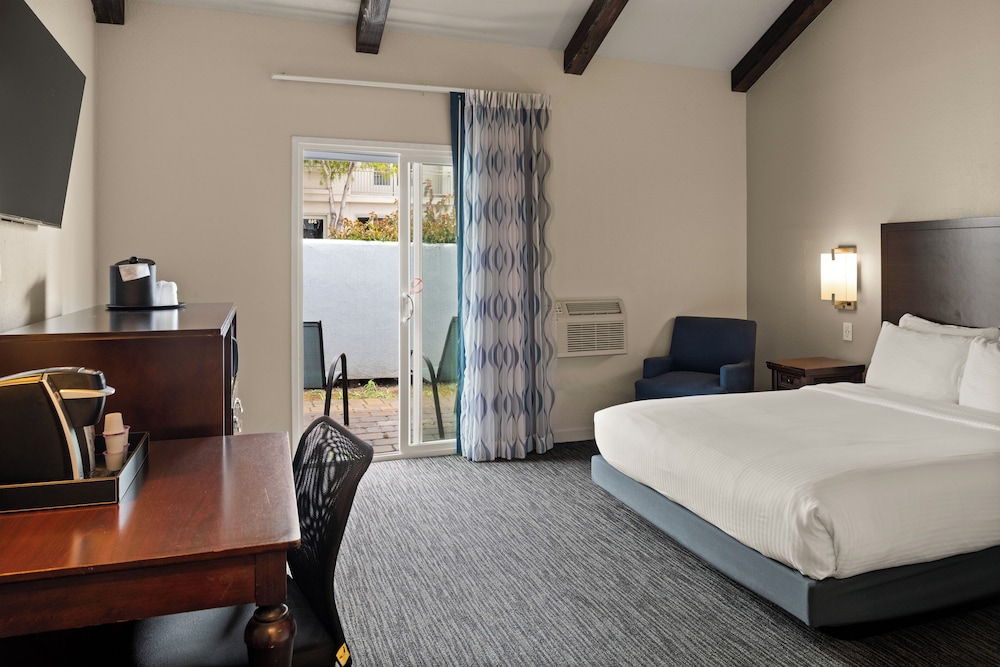 ROOM, QUEEN BED