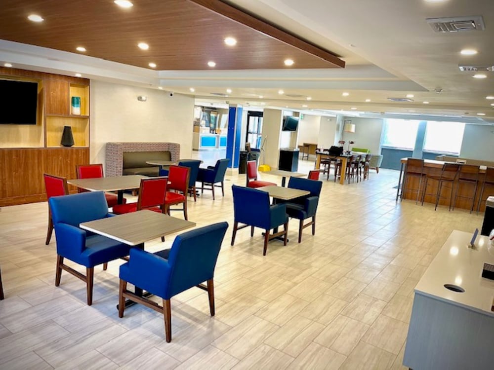 Holiday Inn Express Fall River North 37/44