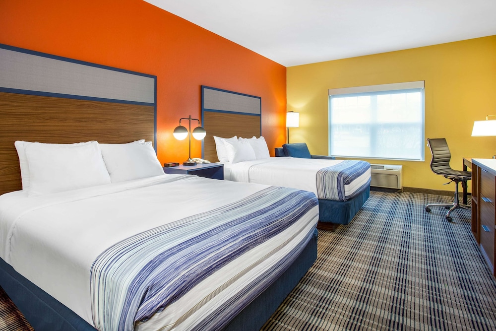 Room, 1 Single and 2 Queen Beds, Accessible