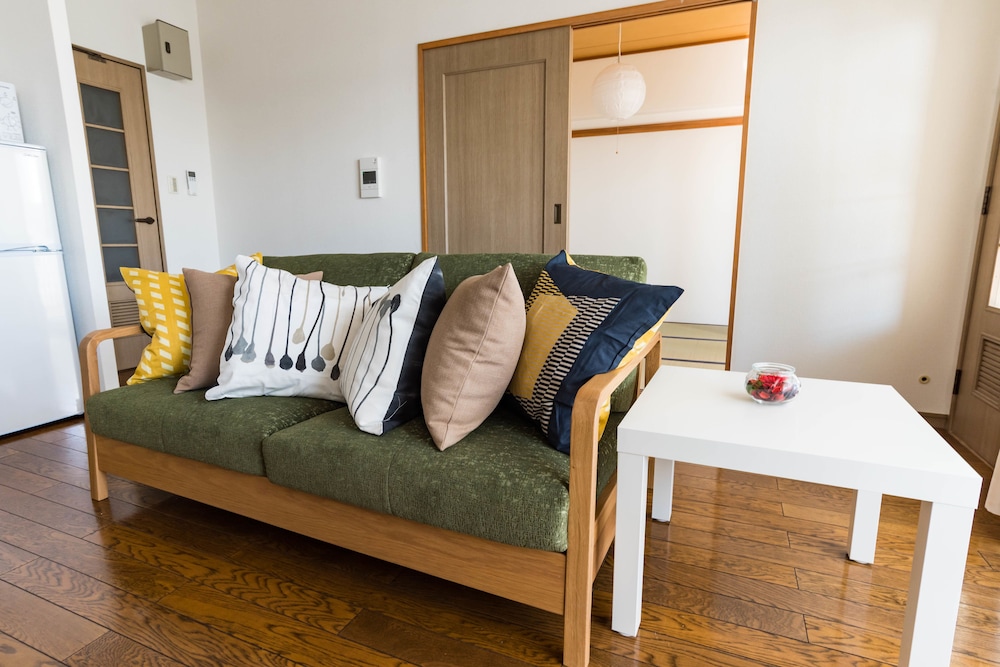 Universal Bay Condominium 34/60